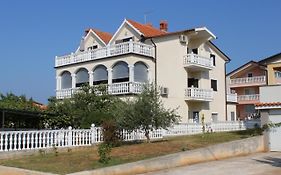 Apartments With A Parking Space Novigrad - 7037